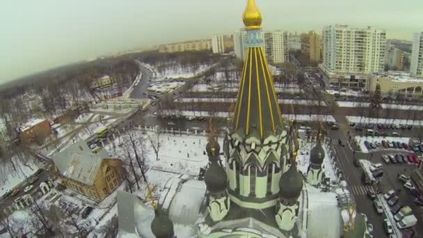 Движение на улице возле церкви Воскресения Христова — стоковое видео