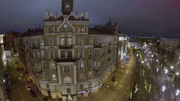 Fasad av boningshuset på boulevard med trafik — Stockvideo