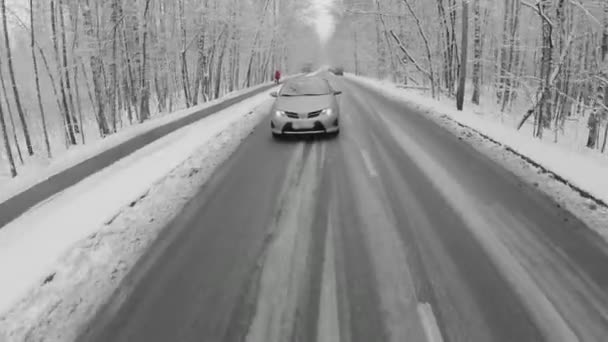 Araba yol ve kadın yürür tarafından sürmek — Stok video
