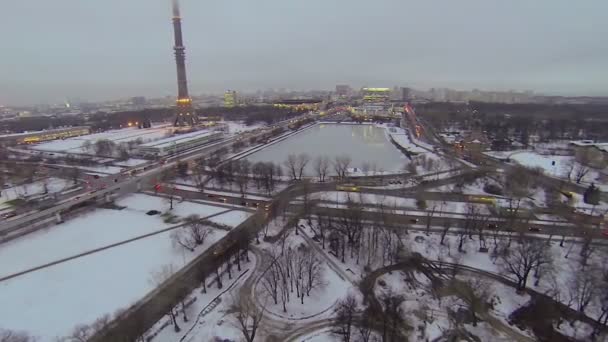 Ostankinskaya Tv tower yakınındaki sokak trafik — Stok video