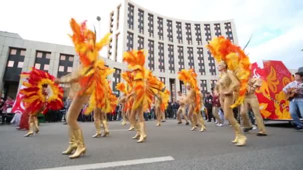 Female dance ensemble perfoms at carnival — Stock Video