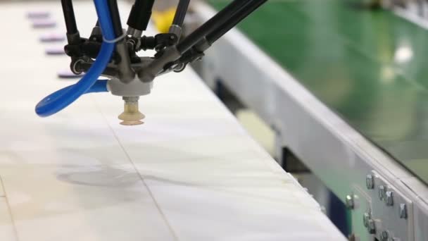 Robot industriel change de couvercles ronds — Video