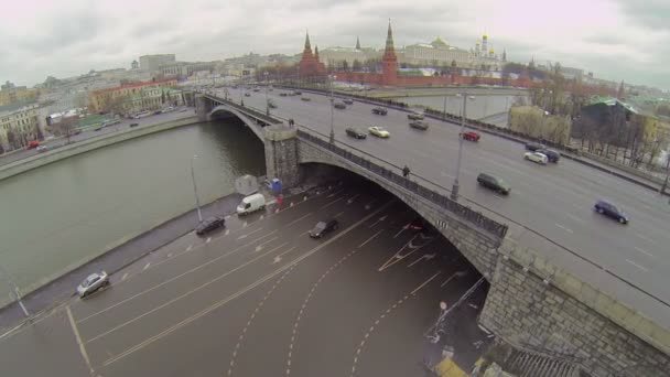 Auto's rijden per brug tegen het Kremlin complex — Stockvideo