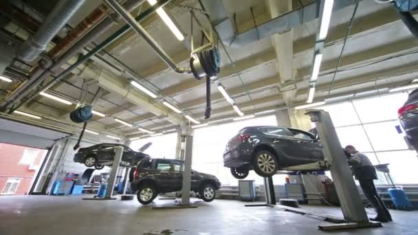 Brede beoordeling auto 's en monteur bij liften — Stockvideo