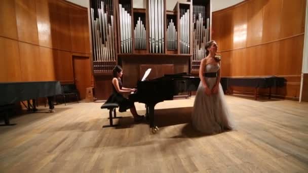 Woman pianist playing piano and singer — Stock Video