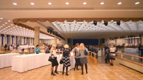 Menschen in der Cafeteria während der Konzertpause — Stockvideo