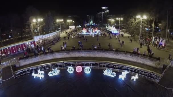 Парк "Сокольники" с толпой людей — стоковое видео
