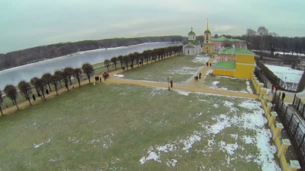 Promenade touristique près des bâtiments — Video