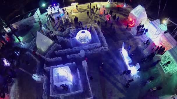 Insanlar Ice Town etrafında yürümek — Stok video