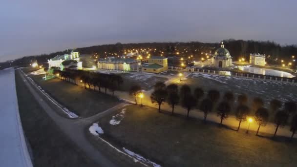Museu-propriedade Complexo de Kuskovo com iluminação — Vídeo de Stock