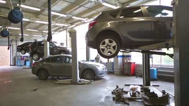 Schläuche an der Decke und Autos an Aufzügen — Stockvideo