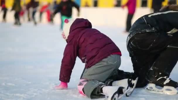 Bror och syster lära sig att åka skridskor — Stockvideo