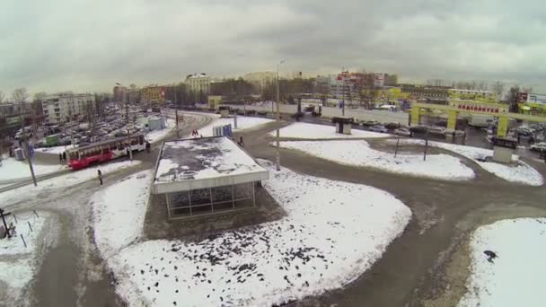 Tráfego na rua perto da estação de metro — Vídeo de Stock