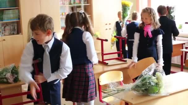 Les élèves enlèvent les chaises des bureaux — Video