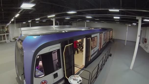 Exposição de novo trem de metrô com as pessoas — Vídeo de Stock