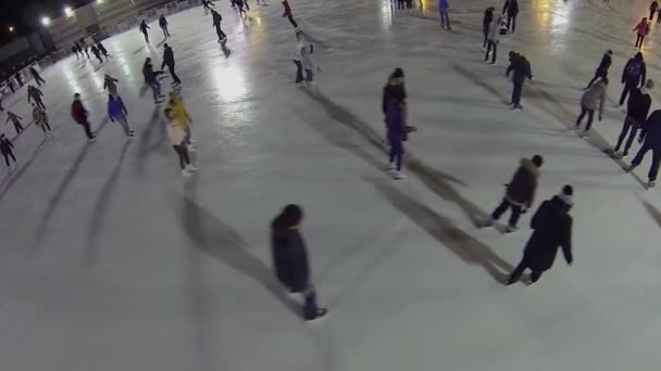 Buz pateni pisti tarafından insanlar slayt — Stok video