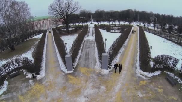 People walk by path in museum Kuskovo — Stock Video