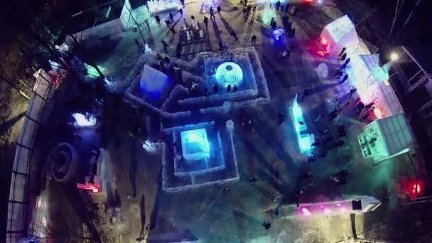Люди ходять по освітленій льоду місто — стокове відео