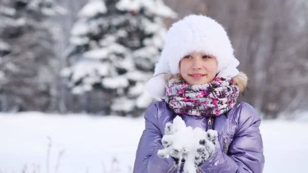 Gelukkig mooi meisje gooit sneeuw — Stockvideo