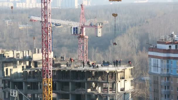 Constructores que trabajan en la construcción de edificios grandes — Vídeo de stock