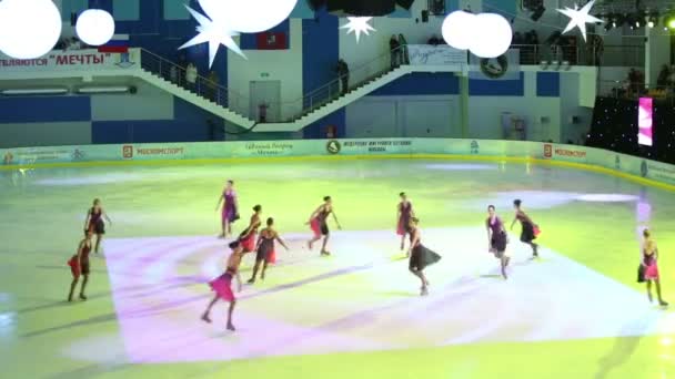 Patinaje artístico de niñas en patinaje sobre hielo — Vídeos de Stock