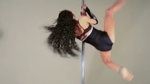 Danseuse faisant des tours acrobatiques — Video