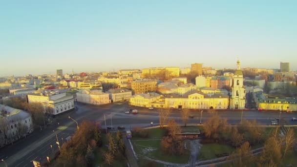 Stadsbild med kyrkan av St Simeon i Moskva — Stockvideo