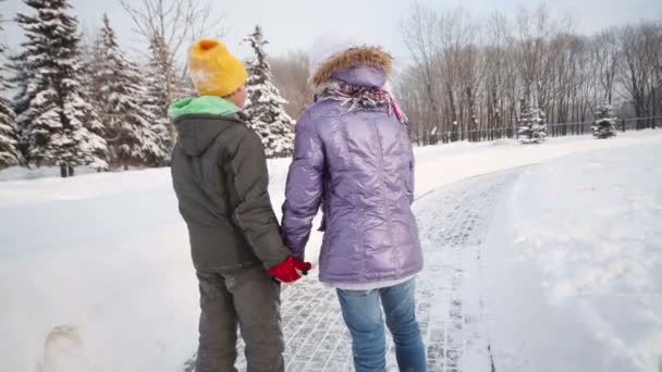 Bror och syster körs på väg i park — Stockvideo