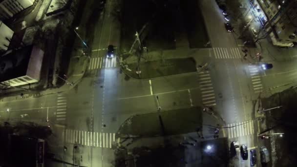 Trânsito em encruzilhada com iluminação à noite — Vídeo de Stock