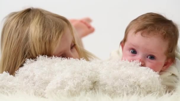 Niña con bebé mintiendo — Vídeo de stock