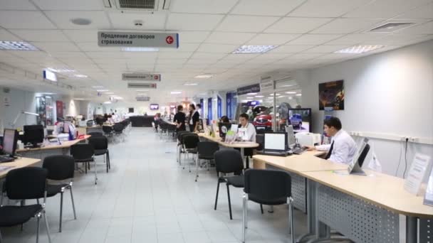 Столы с компьютерами для офисных работников — стоковое видео
