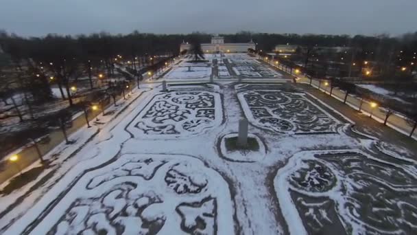 Park met obelisk in de buurt van grote steen Hothouse — Stockvideo