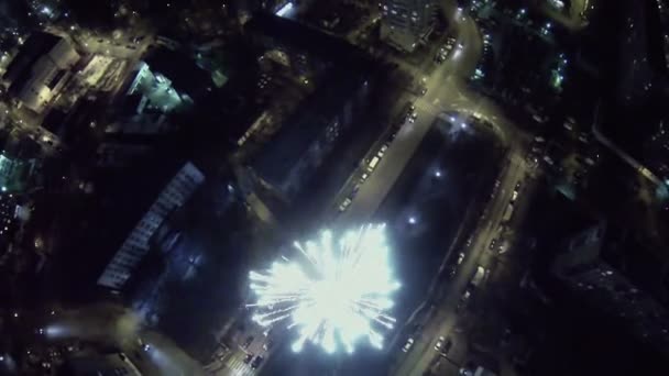 Vuurwerk flash boven de straat met verkeer — Stockvideo