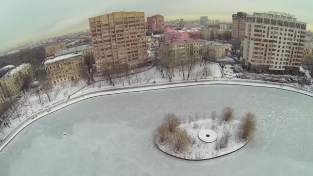 Paysage urbain avec des maisons autour de l'étang Egersky — Video