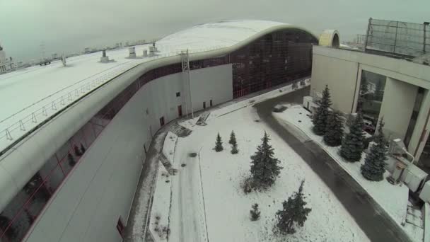 Achterkant van Mosexpo paviljoen op winterdag — Stockvideo