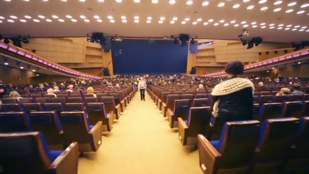 People at anniversary concert of Edita Piecha — Stock Video