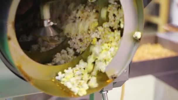 Machine for industrial popcorn production — Stock Video