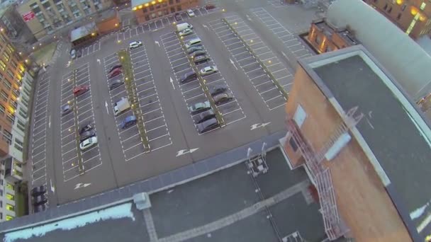 Business complex en parkeren plaats met auto 's — Stockvideo