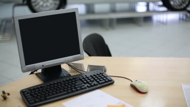 Ordinateur avec documents sur table et voiture en bois — Video