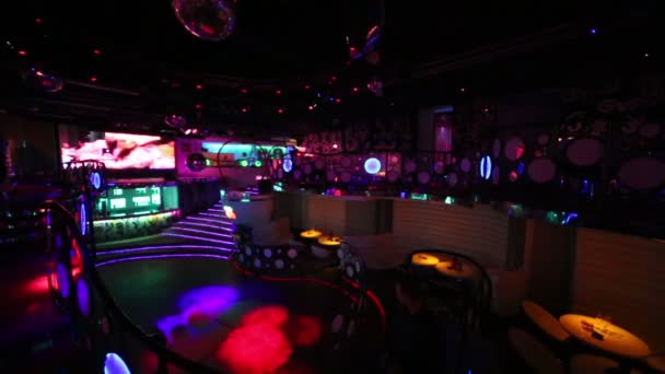 Empty night club with flashing lights. — Stock Video