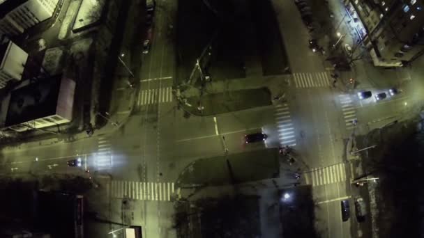 People walk by pedestrian crossing on crossroad — Stock Video