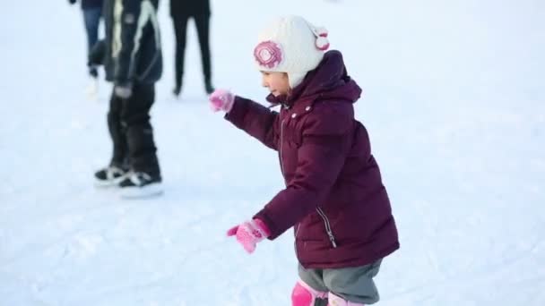 Chica feliz se mueve durante el aprendizaje de patinar — Vídeos de Stock