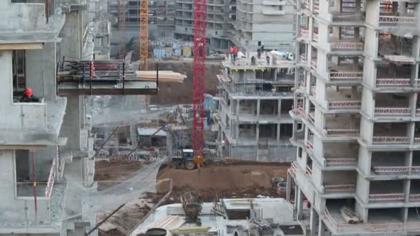 Edificios en construcción con grúas — Vídeos de Stock