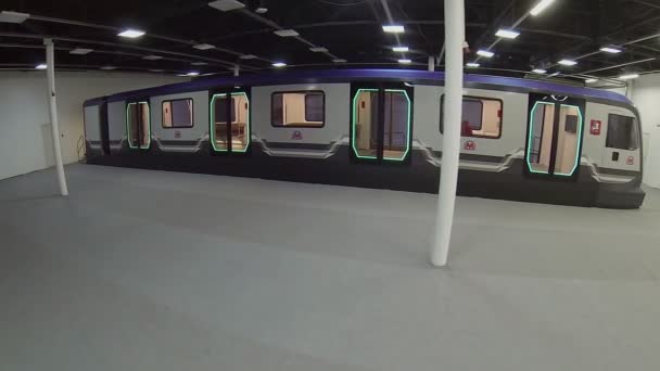 Nieuwe metro trein met mensen — Stockvideo