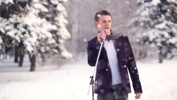 Singer in pak en sjaal zingt — Stockvideo