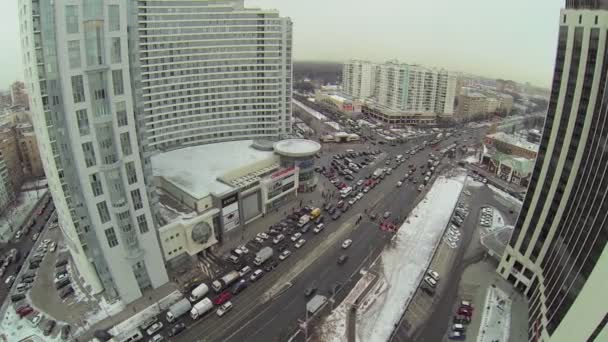 Trafic routier près du complexe résidentiel — Video