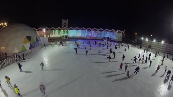 Gente bailando cerca de pista de patinaje — Vídeos de Stock