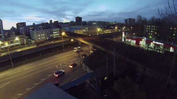 Metro de tren paseos por el puente Preobrazhensky — Vídeo de stock