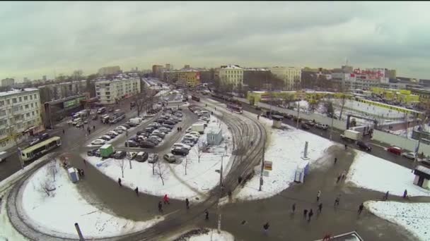 Tráfico cerca de la estación de metro Podbelskogo Street — Vídeo de stock