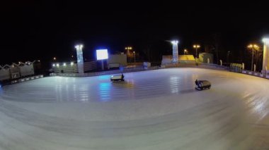 İki makine buz pateni pisti hazırlamak